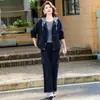 O novo look de outono da mamãe: conjunto de duas peças popular deste ano para mulheres de meia-idade e idosas, apresentando uma jaqueta jeans com capuz e calças de corte reto
