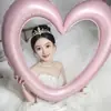 Registro de Casamento Ensaio de Noivado Moldura de Foto Rosa Vazada em Formato de Coração Grande Balão com Laço Adereços para Fotos de Casamento