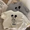 Camiseta de manga larga de algodón puro para niños, estilo primavera y otoño, diseño versátil de dibujos animados de Mickey para niños y niñas, camiseta básica para bebé, modelo nuevo