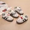 Moda infantil 2026 colección nueva primavera y otoño: Tenis de corte bajo con cierres de velcro, que presentan un diseño único y lindo, un elegante motivo de gato KT y versátiles zapatos estilo princesa