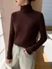 Suéter de cuello alto para mujer con patrón de espina de pez y jacquard exquisito, creando un top de punto sofisticado y versátil para otoño e invierno, perfecto para usar en capas.