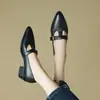 Sapatos Chuyuji retrô de bico fino, sapatos de couro de salto grosso para primavera e outono, sapatos versáteis de tira T, sapatos femininos de salto médio ultramacios