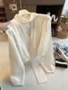 Camisa feminina luxuosa e sofisticada, início do outono de 2026, blusa de gola V com fita única e bonita, estilo francês, top jovem e estiloso