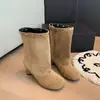 Novas Botas de Cavaleiro Femininas de Camurça de Cano Médio com Design Versátil, Rebites, Salto Grosso, Botas da Moda, Sensação Anti-Mainstream