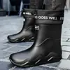 Botas de lluvia para hombre antideslizantes impermeables zapatos de moda para exteriores de caña alta botas de agua cálidas de caña corta zapatos de goma venta al por mayor transfronteriza hombres