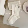 Calcetines de media pantorrilla para mujer negros Estilo Primavera Ins Tendencia Coreana Bordado de Lazo Etiqueta de Tela Calcetines Deportivos Holgados
