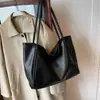 Bolso de mujer de gran capacidad 2026 nuevo diseño de moda, bandolera simple, popular este año, bolso de hombro tipo tote texturizado para el trabajo