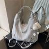 Nova Bolsa de Ombro com Pom-Pom Decorada com Borboletas em Couro Branco 2026 para Mulheres, Grande Capacidade, Versátil para o Dia a Dia, Bolsa Transversal de Nicho