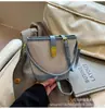 Bolso Cubo Simple Estilo Coreano para Viaje Cruzado Bolso de Mano Pequeño Versátil Elegante de Gama Alta Modelo Nuevo Verano 2026