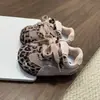 Tênis para bebês e crianças pequenas de 1-2 anos, coleção outono/inverno 2026, tênis esportivos com estampa de leopardo para meninos com solas macias, sapatos de caminhada estilo treino alemão para crianças pequenas