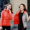 Chaqueta de Plumón Ligera Reversible Nueva para Otoño e Invierno Transfronteriza para Mujer, Estilo Corto, Chaqueta con Capucha Reversible para Madres