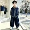 Ropa de Otoño para Niños 2026 Estilo Nuevo Conjunto de Tres Piezas con Camisa a Cuadros de Moda y Chaleco de Mezclilla para Niños Grandes Atuendo Estilo Coreano para Niños