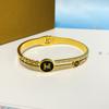 Pulsera de acero de titanio hueca por la letra diamante nicho simple Joker superventas