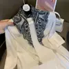 Nuevo Pañuelo de Seda con Estampado Paisley para Mujer, Versátil para Primavera y Otoño, Tacto de Alta Gama, Pañuelo para la Playa con Protección Solar, Moderno Pañuelo para el Cabello