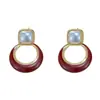 Pendientes Exagerados Cuadrados de Perla con Círculo Rojo para Mujer Moda Personalizada Transfronteriza Pendientes de Lujo Ligero con Diseño Único Venta al por Mayor