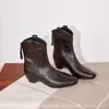 Botines estilo Martin para mujer que aumentan la altura, nueva colección de otoño 2026, estilo retro británico, diseño versátil de punta cuadrada, perfectos para figuras petite, efecto adelgazante, botines cortos