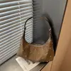 Bolso de axila con tachuelas de nicho transfronterizo, bolso de mano de cuero suave vintage para mujer, nuevo modelo 2026, bolso de hombro y cruzado de alta gama