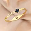 Pulsera de Acero Inoxidable Dorado con Trébol de Cuatro Hojas de la Suerte Temperamento Combinable Diseño Hueco Pulsera de Titanio Pulsera con Apertura de Resorte