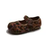 Sapatos Birkenstock para meninas, coleção primavera/outono 2026, sapatos pequenos de couro da moda com estampa de leopardo, sapatos de sola única estilo retrô para crianças, tamanhos médios e grandes, sapatos casuais