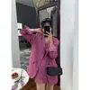Elegante conjunto de outono feminino estilo francês inspirado em Chanel, com vestido de alça estiloso e blazer de corte amplo