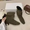 Botas curtas plissadas estilo coreano para afinar e aumentar a altura para mulheres, botas curtas da moda versáteis de salto médio para o outono de 2026