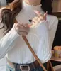 Camiseta de punto de manga larga con cuello medio alto y dobladillo festoneado, estilo nuevo Otoño e Invierno 2025 para mujer, suéter interior de punto suave y sedoso de alta gama, tendencia