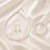 Collar Pulsera Pendientes de Perla de Imitación de Venta Caliente Transfronteriza Juego de Tres Piezas Diseño de Nicho Pulsera Cadena Clavícula Pendientes para Mujer
