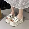 Chinelos de sola grossa de alta qualidade para mulheres, adequados para uso externo, novo estilo verão 2026, super quentes, modernos, que aumentam a altura, combinam bem com saias, praia, sandálias de salto alto