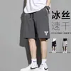 Shorts masculinos de seda gelada de secagem rápida, estilo fino de verão, tamanho grande, shorts esportivos casuais de cinco pontos com caimento solto para estudantes