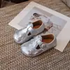Elegantes zapatos Birkenstock para niñas, colección primavera y otoño 2026, nuevos zapatos para bebé de suela blanda con lentejuelas, zapatos de piel estilo coreano para niñas pequeñas
