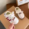 Zapatillas de moda para niñas, nuevo estilo primavera y otoño 2026, zapatos blancos versátiles para niñas jóvenes, zapatillas de correr ligeras con suela blanda