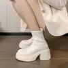 Botas curtas de algodão com sola grossa, que aumentam a altura, salto grosso, forradas com fleece para mulheres, novo estilo outono e inverno 2026, botas de corte justo para mulheres baixinhas, botas estilo Martin