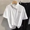 Camisa coreana de manga corta para hombre, nueva marca de moda verano 2026, camisa versátil casual holgada de rayas de media manga para hombre