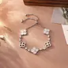 Pulsera Hollow con Circonita Microincrustada de Trébol de la Suerte Tendencia en Tiktok, Lujo Ligero, Sensación de Alta Gama, Diseño de Nicho, Accesorio de Mano Exquisito y Versátil