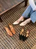 Sandalias cuadradas retro francesas de nicho para mujer con tacón grueso hueco y diseño tallado estilo británico