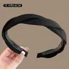 Cor de café com leite tecido plissado presilha de cabelo dentada design de dentes antiderrapante acessório de cabelo feminino suave para combinar em ambientes externos