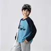 Camiseta de manga longa color block para meninos, comprimento médio, nova coleção de outono, estampa fofa, estilosa e versátil, fina e leve, perfeita como camada base
