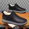Zapatos de tela estilo Antiguo Pekín de invierno para hombre, con forro de felpa añadido para mayor calidez, engrosados para mayor comodidad, diseño sin cordones, antideslizantes, impermeables y adecuados para hombres de mediana edad y ancianos