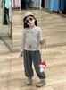 Outono 2024 Nova Roupa Infantil Coreana Meninas Suéter Doce Estilo Mori Camisa Boneca Calça de Moletom com Renda nos Pés