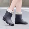 Botas de lluvia elegantes de media pantorrilla para mujer, impermeables y resistentes al desgaste, adecuadas para todas las estaciones, con forro cálido de vellón, suelas planas y diseñadas para usar en la cocina o como zapatos casuales.
