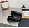 Mocassins de couro macio, com sola grossa e detalhe de fivela para mulheres, nova coleção outono 2026, bico em formato de manga, design fofo e peculiar, estilo slip-on, sapatos únicos versáteis