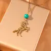 Venta Caliente en el Extranjero Caballo Galopante Hueco Turquesa Acero de Titanio Collar Año del Caballo Atmósfera Característica Cadena para la Clavícula Joyería Transfronteriza Fuente