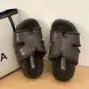 Sapatos de pelúcia, versão coreana para outono e inverno, sola macia, novo estilo 2026, chinelos peludos femininos, sandálias slide com sola grossa, estilosos para uso externo, preto