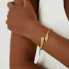Pulseira Europeia e Americana de Estilo Transfronteiriço para Mulheres, Pulseira Aberta Geométrica de Alto Padrão Ajustável, Joias Versáteis de Nicho Atacado