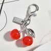 Nuevo Colgante Metálico Rosa Plateado Forma de Corazón Botella de Perfume de Cereza Llavero Accesorio Versátil para Bolsa Venta al por Mayor Dropshipping