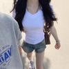Camiseta de Manga Corta con Cuello en V y Hombro Derecho Descubierto para Mujer Color Puro Verano 2025 Look Adelgazante Americana Ajustada Sexy Top de Deseo Puro