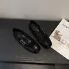Mocassins estilo retrô britânico para mulheres, nova coleção outono 2026, com detalhes de fivela, sola plana, sapatos casuais versáteis, estilo tênis de treino alemão