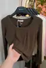 2026 Nueva Camiseta Casual de Manga Larga con Cuello en U Estilo Coreano Moda Ajustada Favorecedora de la Figura Elegante Versátil Top Básico para Mujer