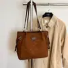 Bolsa tote retrô transfronteiriça de grande capacidade para mulheres, nova bolsa de ombro simples, elegante e moderna, de luxo leve e chique