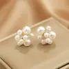 Versão coreana estilo TikTok de brincos de pérola populares para mulheres, luxo leve com sensação de alta qualidade, brincos versáteis de nicho, acessórios de orelha elegantes e modernos